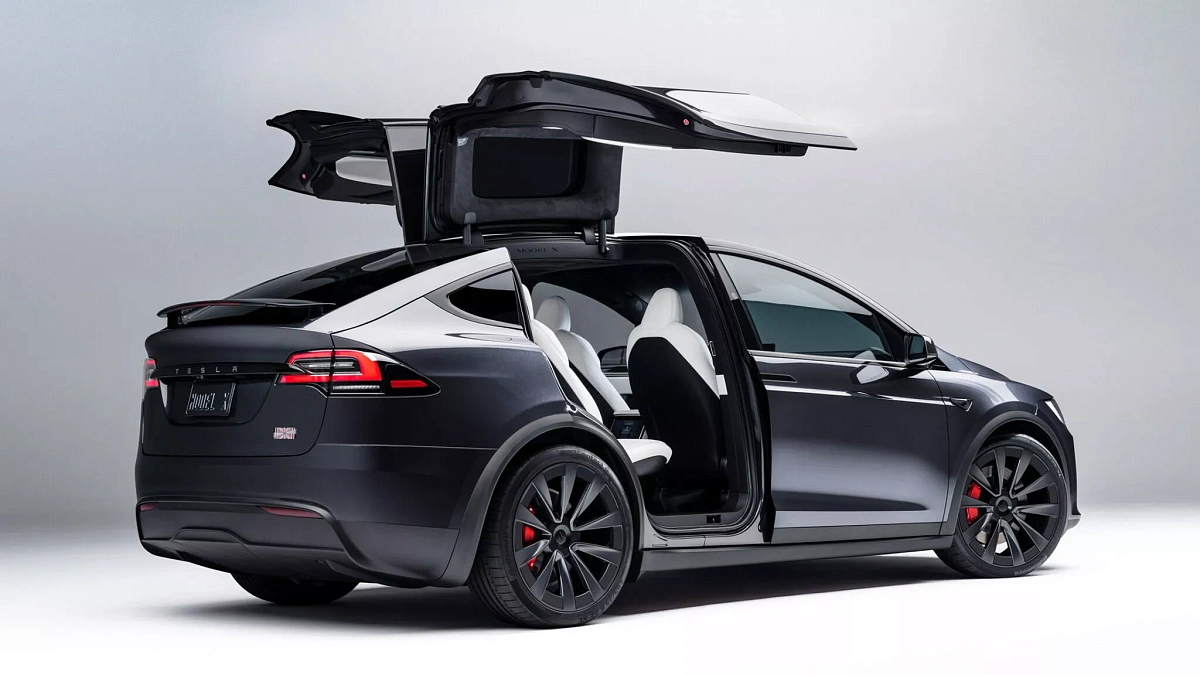 Ошибка в программном обеспечении Model S и X может привести к открытию дверей Tesla после аварии