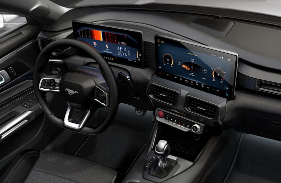 Как выглядят двойные планшетные экраны нового Ford Mustang в базовой комплектации
