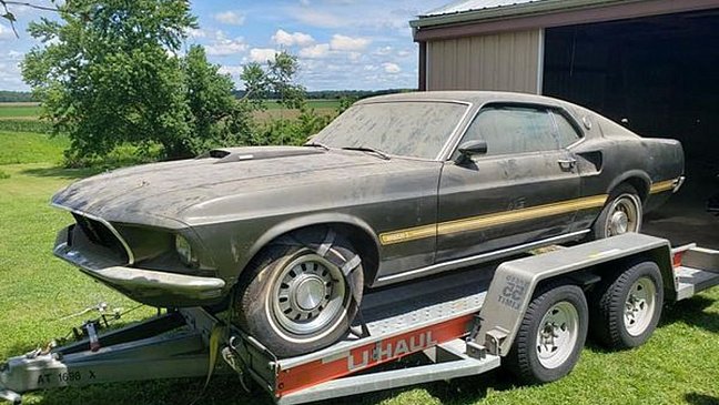 В сарае нашли полностью комплектное спортивное авто Mustang 1969 года