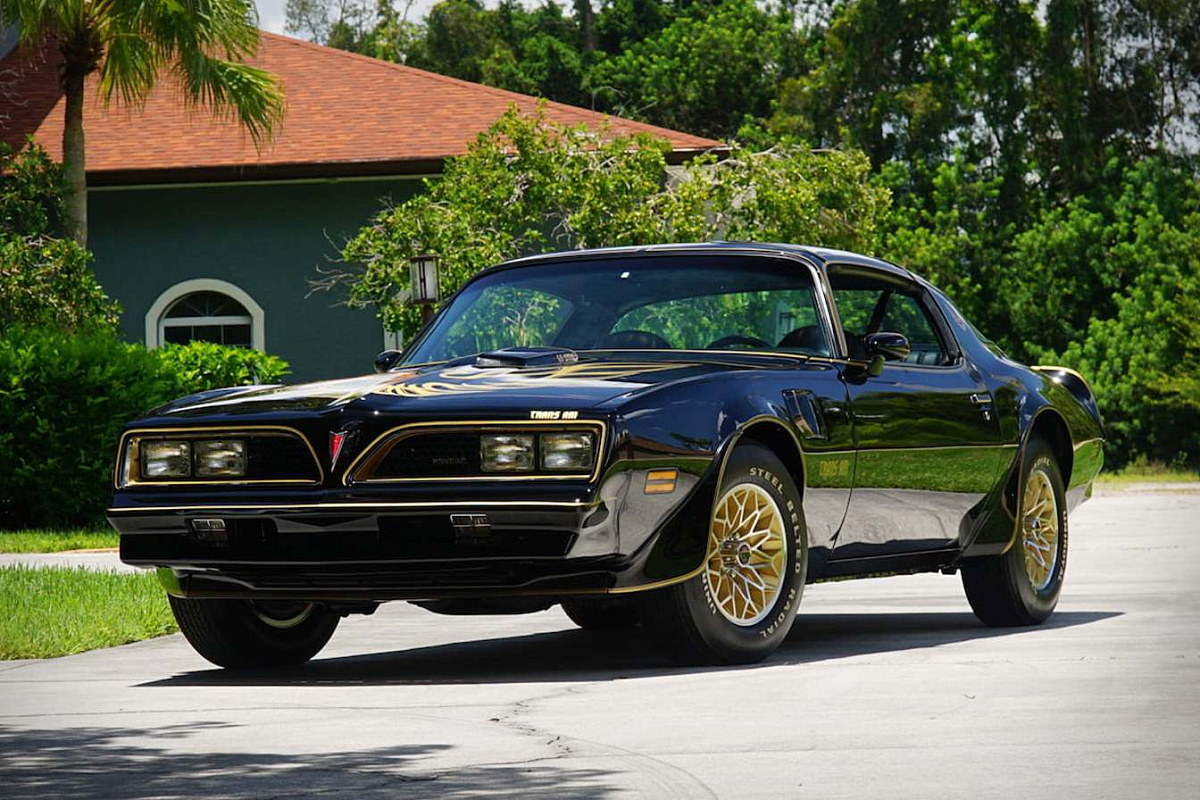 На аукционе продадут Pontiac Trans Am SE 1977 года с «золотым» декором и пробегом в 24 км