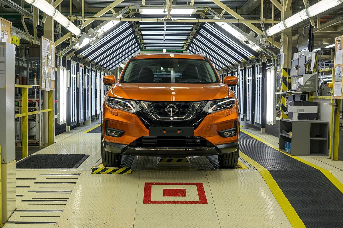 Завод Nissan в Петербурге возобновляет работу после летних каникул