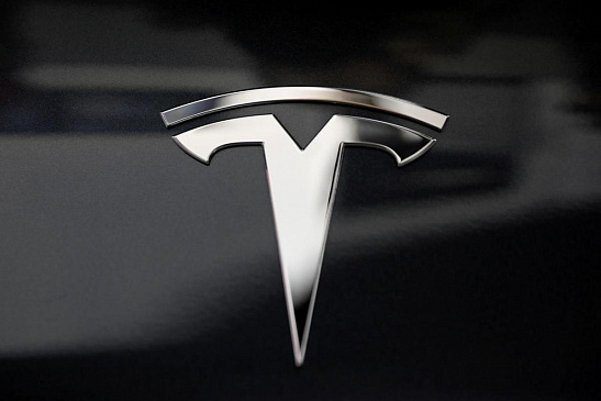 Tesla начала оснащать свои электрокары поворотным экраном