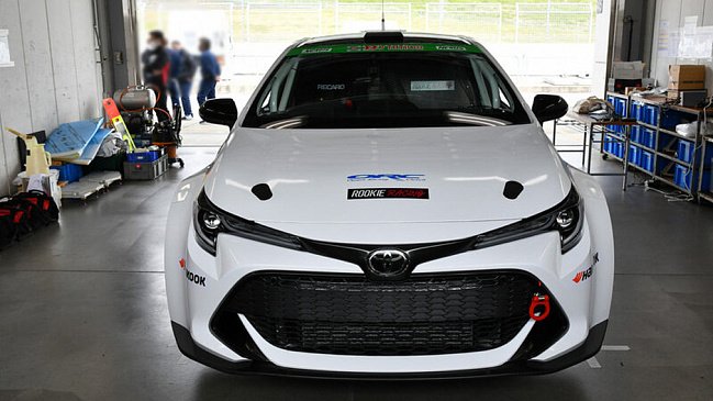 Компания Toyota показала первый в своей истории гоночный водородный болид на базе хэтчбека Corolla