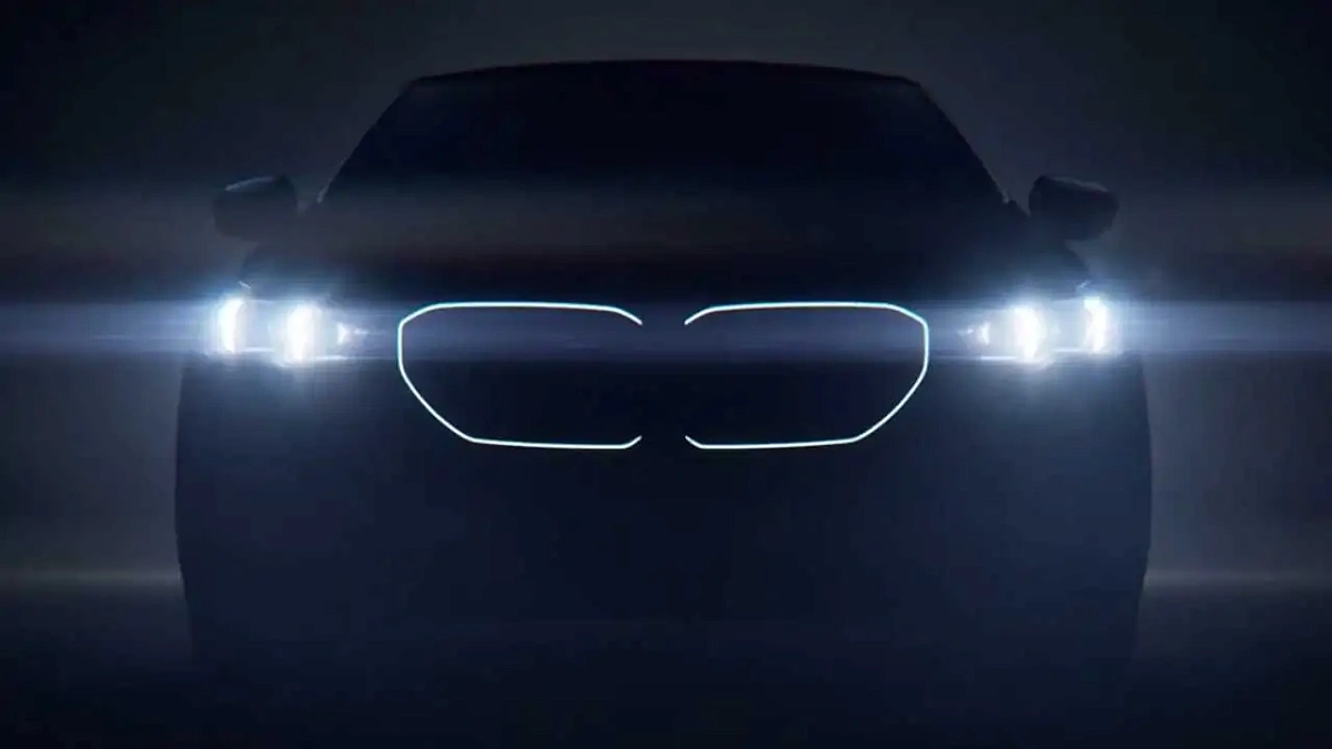 Компания BMW показала решетку радиатора нового седана BMW i5 2024 года перед премьерой 24 мая 2023 года