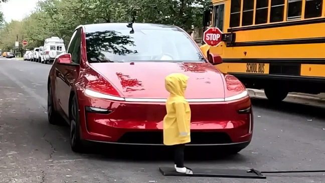 Автопилот от Tesla без всякого стеснения наехал на детский манекен