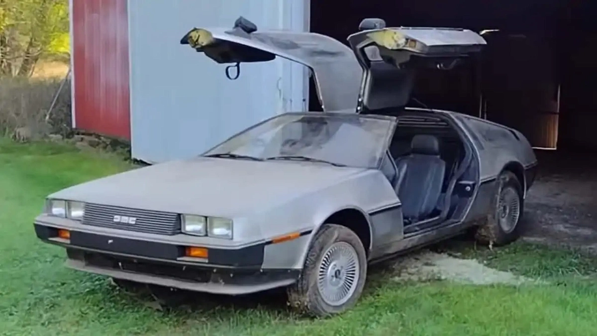 Спорткар DeLorean DMC-12 1981 года из «Назад в будущее» нашли в старом сарае