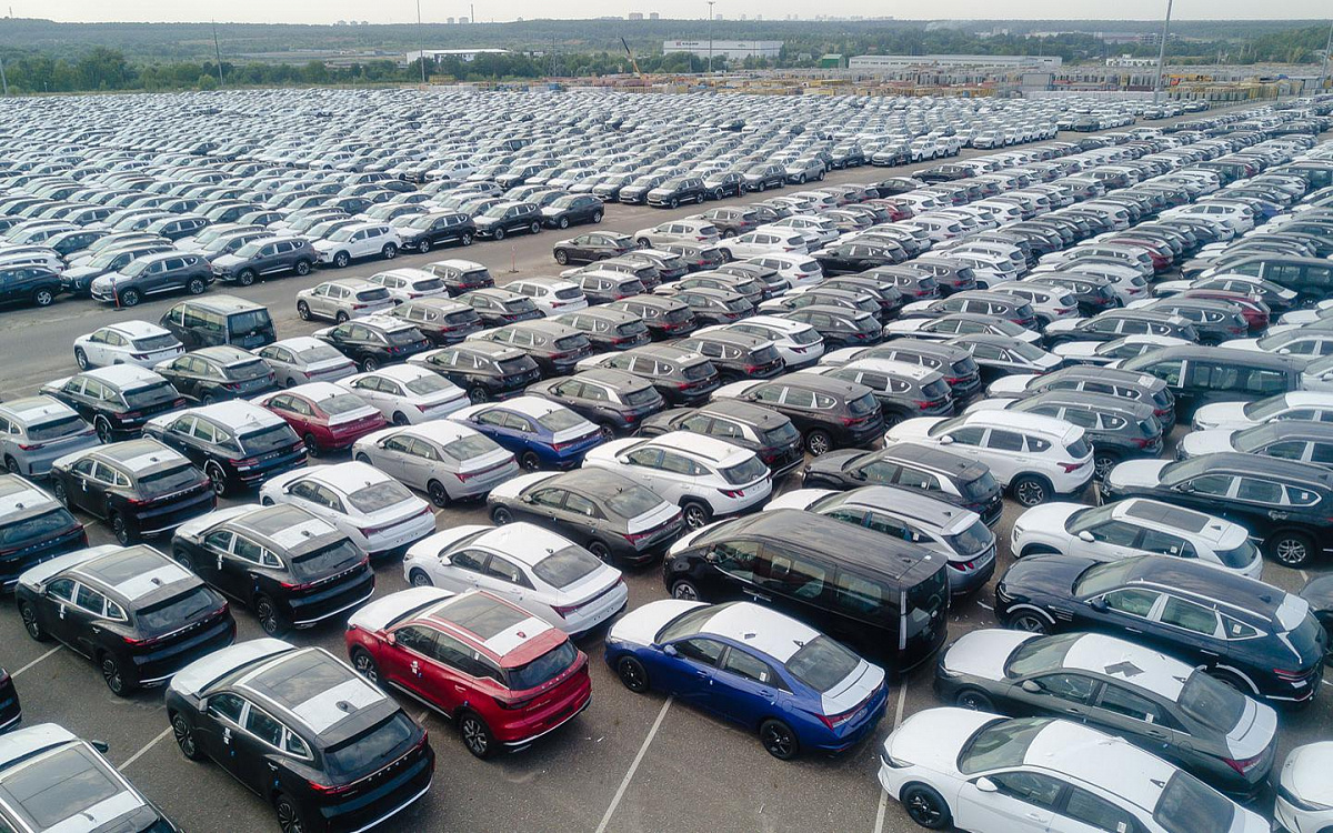 Autonews: Тысячи новых авто простаивают на складах в Московской области в августе 2022 года