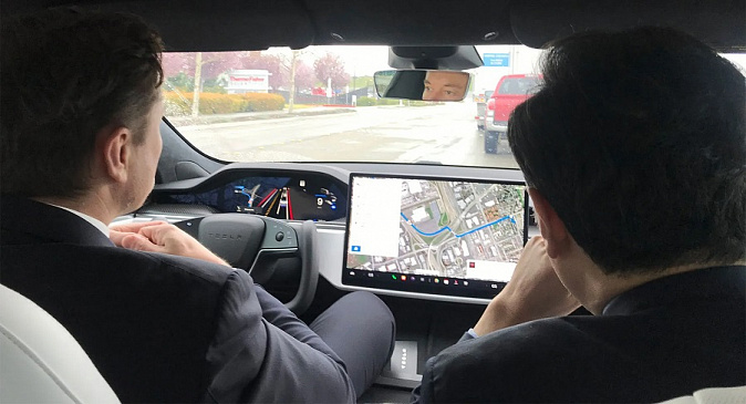 Илон Маск прокатил китайского посла на электрокаре Tesla Model S Plaid