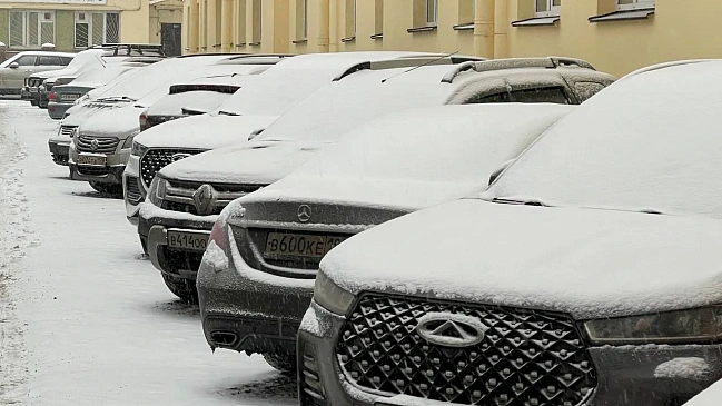 Автоэксперт Попов дал советы автовладельцам, на крыши машин которых сбросили снег коммунальщики 