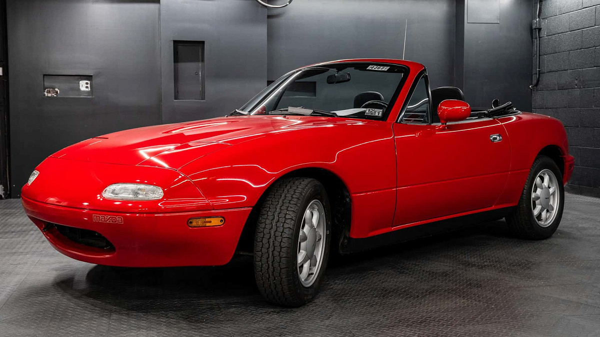 Эта Miata 1990 года выпуска выглядит почти как новая и она продана за 40 000 долларов 