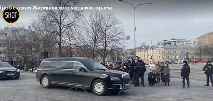 РВНП заявил об использовании на похоронах лидера ЛДПР Жириновского траурного универсала Aurus Lafet