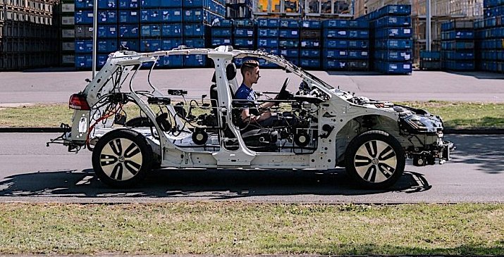 Volkswagen показал голый, но полностью функциональный каркас нового Golf