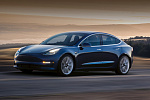 Компания Tesla начала продавать электрокары с аккумуляторами 2017 года