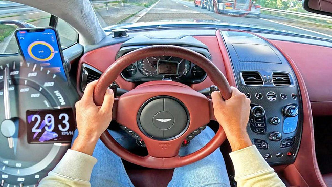 Десятилетний Aston Martin Vanquish почти достигает максимальной скорости на автобане