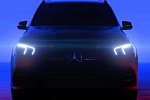 Совершенный Mercedes GLE показал своих фары в новом тизере