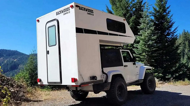 Тюнер Backwoods Camper добавляет двуспальную кровать и многое другое в двухдверный Jeep Wrangler