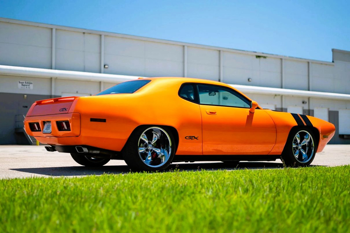 Dodge Challenger 2010 года превратили в винтажный Plymouth GTX 1971 года Dodge Challenger 2010 года превратили в винтажный Plymouth GTX 1971 года