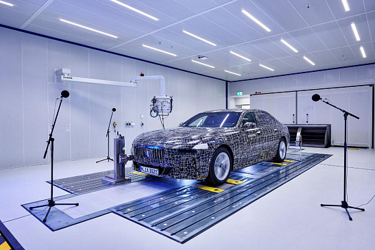 Новый электрический седан BMW i7 проходит испытания на акустические шумы
