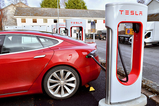 Отныне Tesla продаёт электромобили с неполностью заряженной батареей