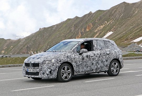 Обновленный BMW 2-Series Active Tourer получит изогнутый дисплей 