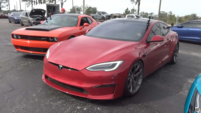 Tesla Model S Plaid опережает "драг-монстра", Dodge Challenger SRT Demon 170, в драг-рейсинге