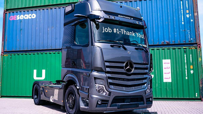 Деревянная копия Mercedes‑Benz Actros создана в честь Нового года