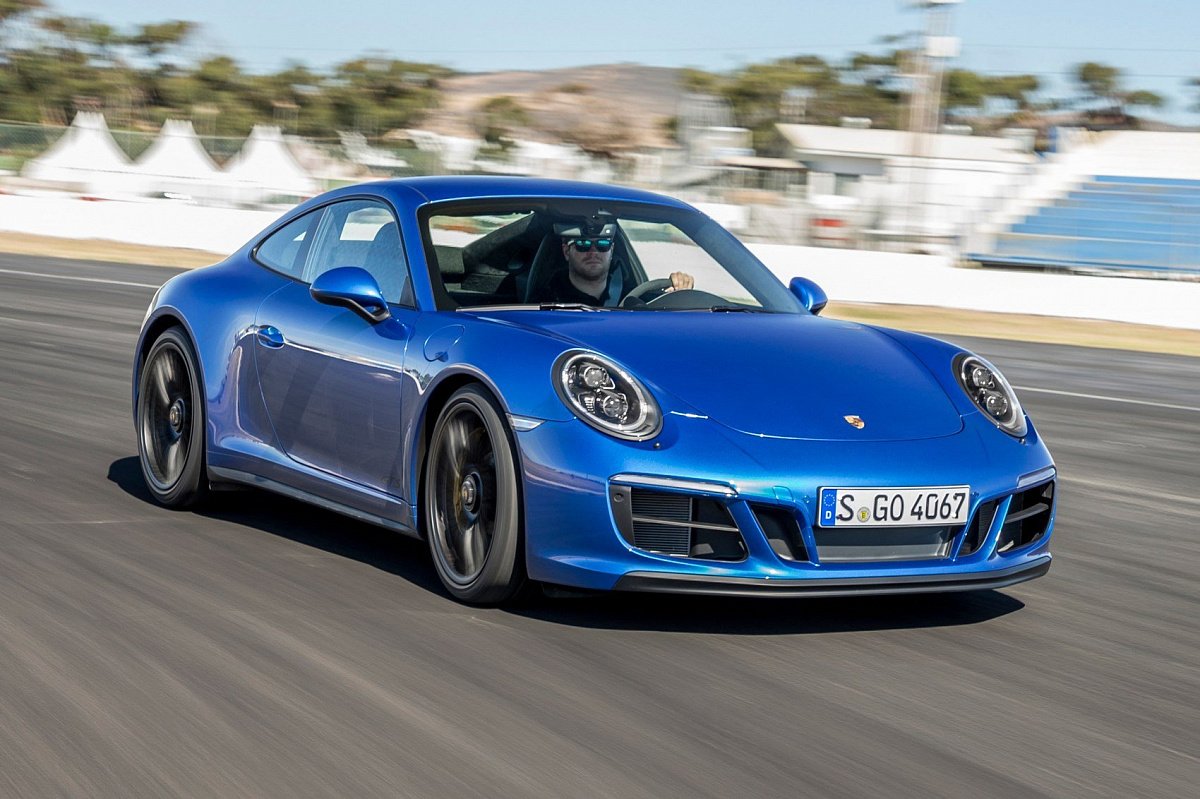 Появилось фото нового Porsche 911 