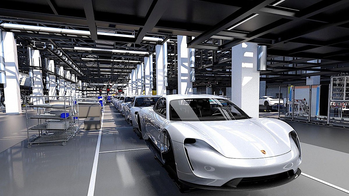 Электрический Porsche Taycan показывает на производственной линии