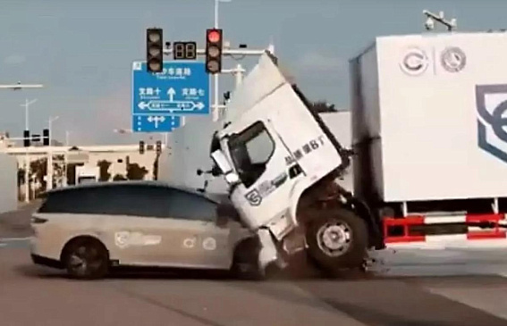 Компании Li Auto грозит суд из-за скандального видео краш-теста грузовика и i8