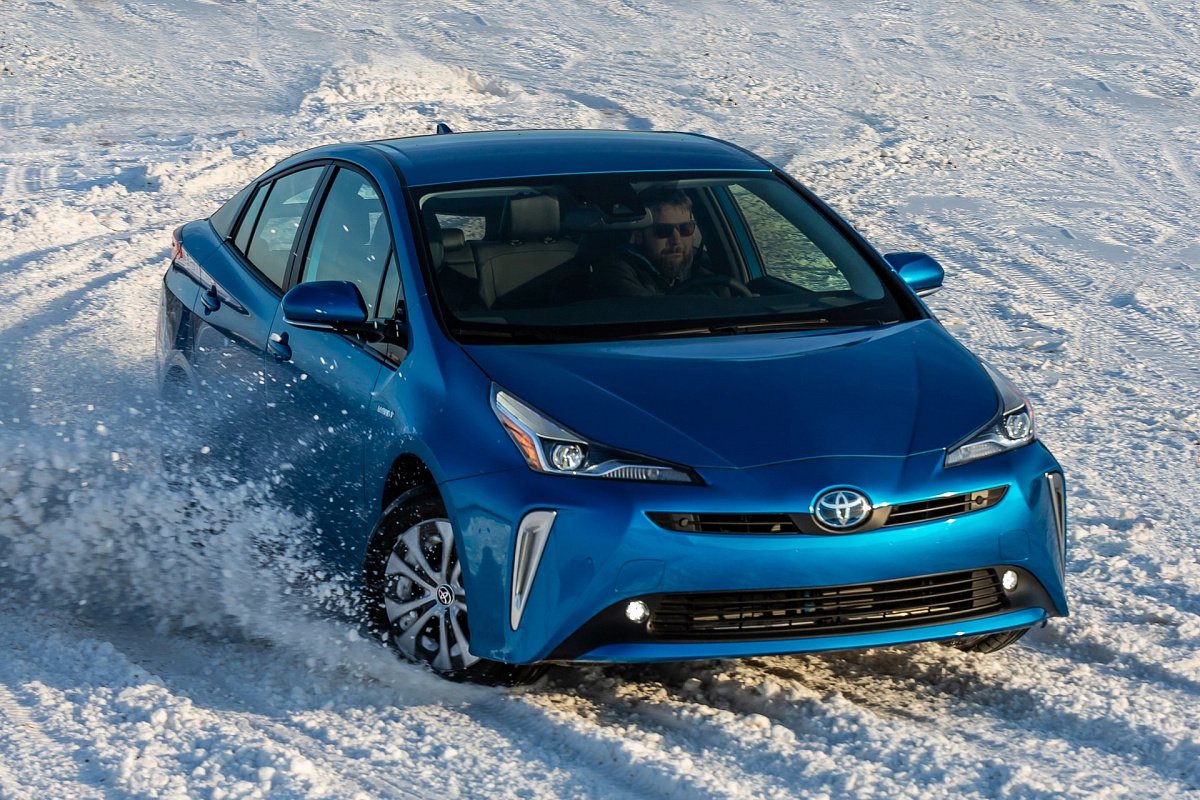 Toyota добавила «базовому» Prius системы безопасности и Apple CarPlay