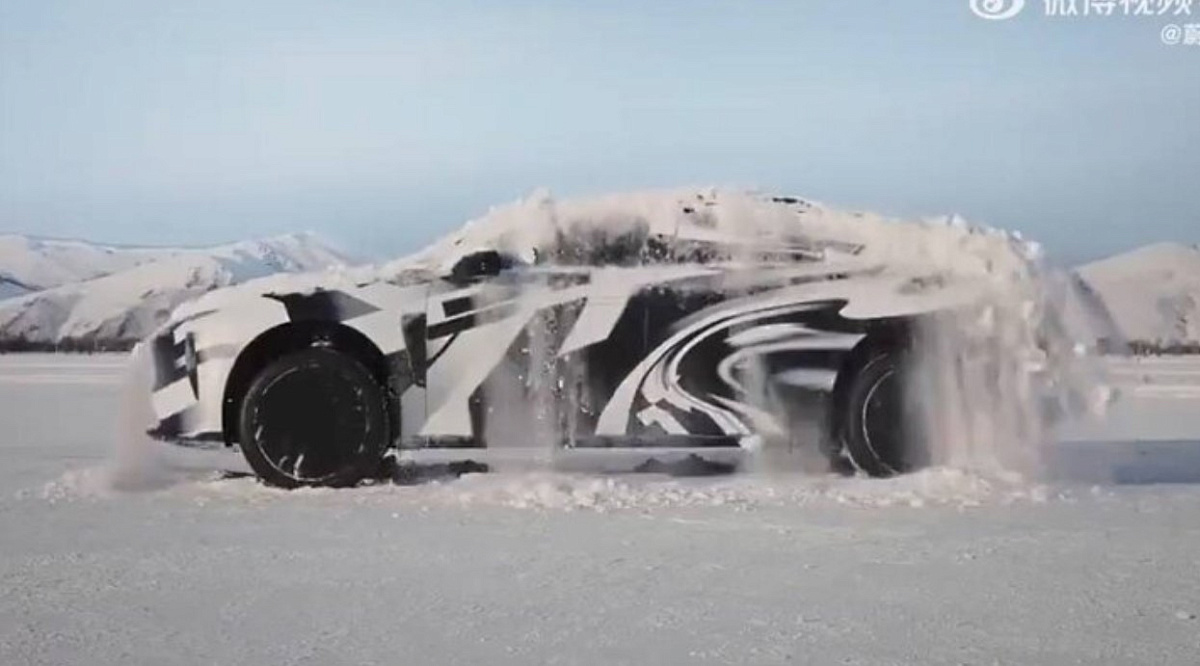 Китайская компания NIO научила электромобиль ET9 самостоятельно отряхиваться от снега