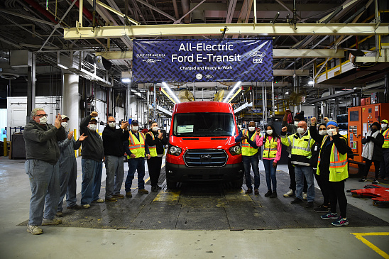 Ford начинает поставки полностью электрического E-Transit 2022 года клиентам