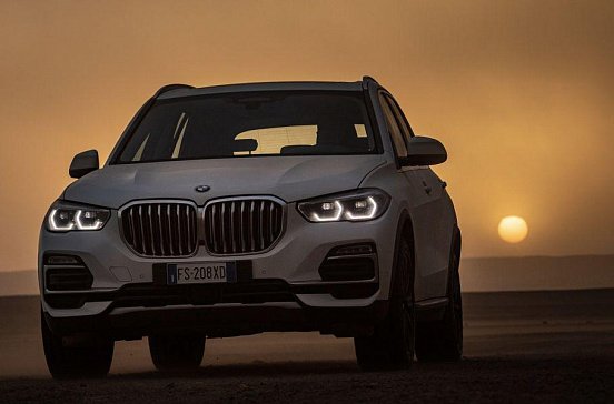 Новую версию BMW X5 проверили на воссозданной трассе Монца в пустыне