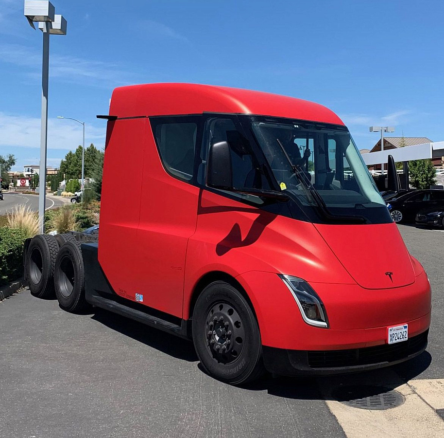 Красный электрический грузовик Tesla Semi заметили в Калифорнии