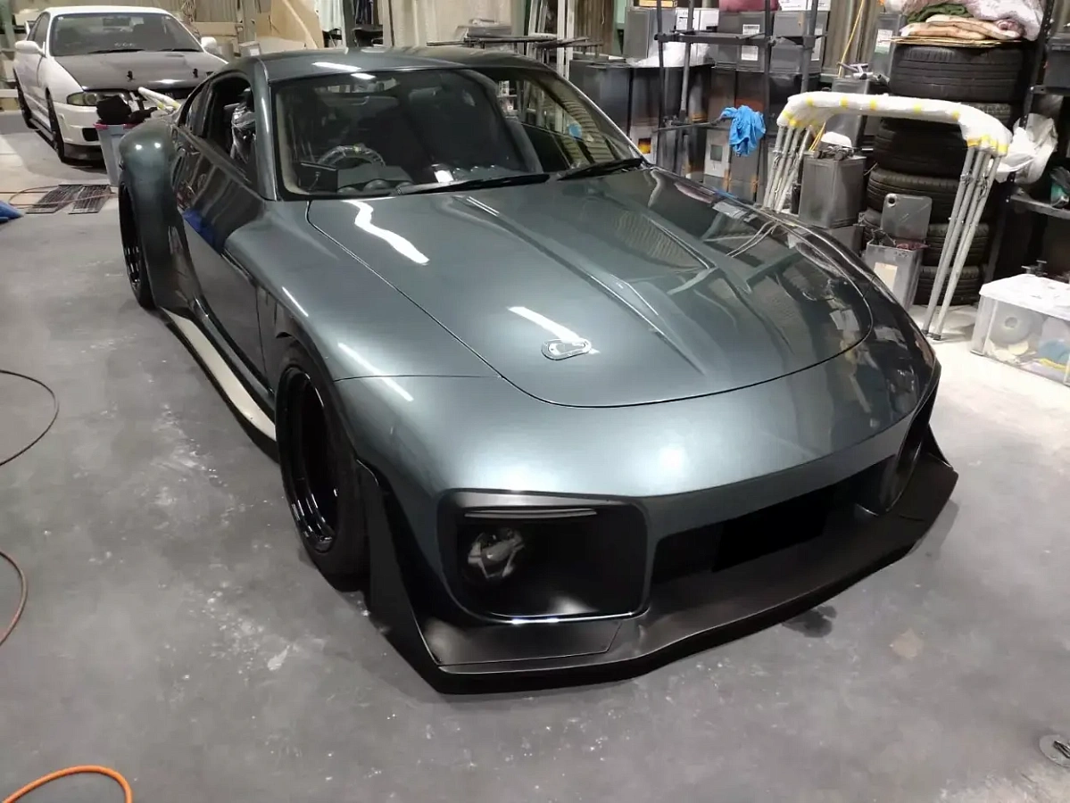 Тюнеры постарались сделать из старого Nissan копию современного спорткара от Porsche 