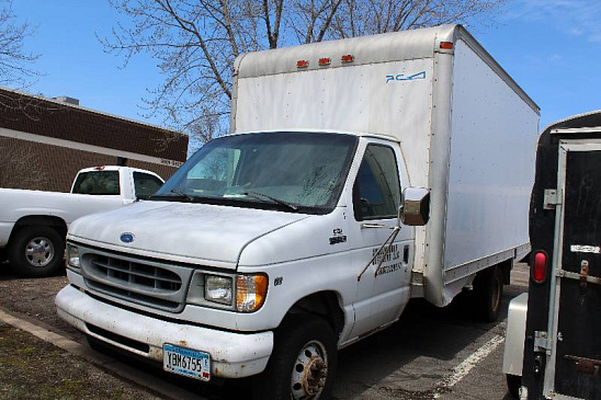 На базе автобуса Ford Econoline построили комфортный дом на колесах