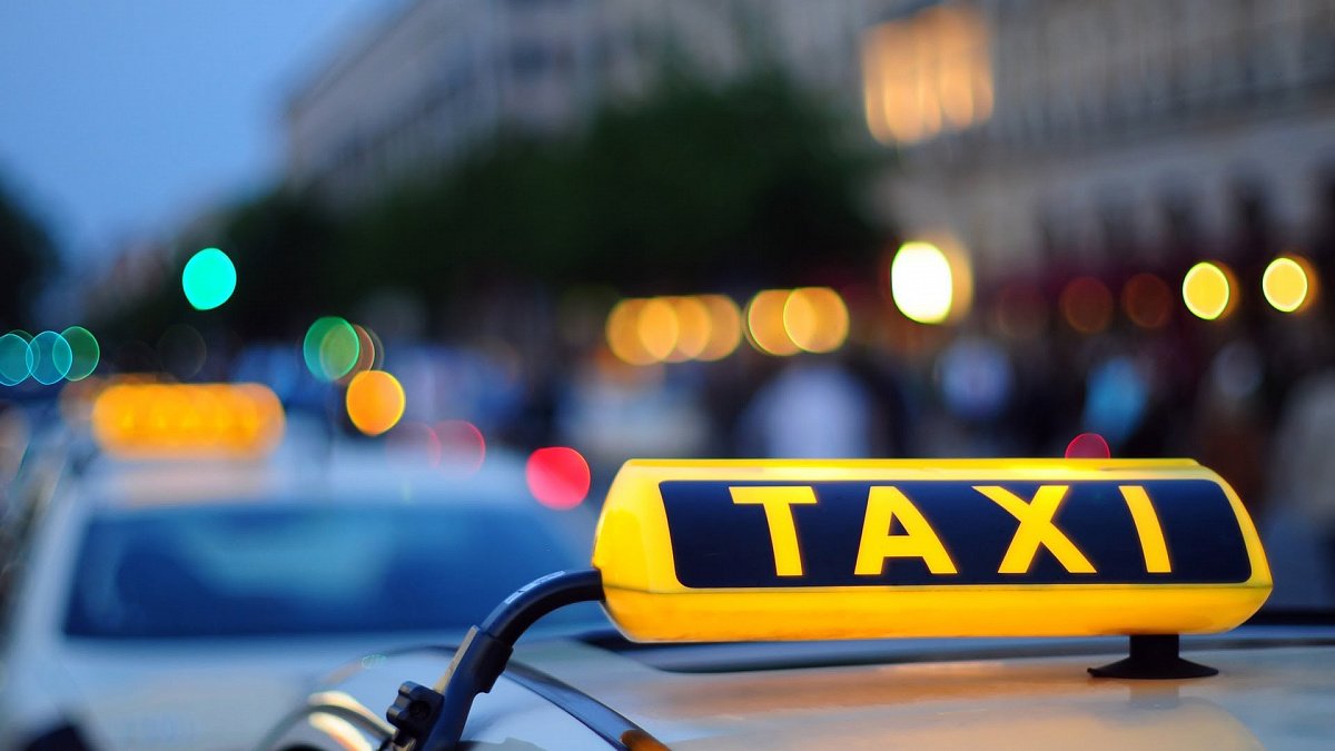 Депутат Госдумы предложил ограничить количество разрешений на такси