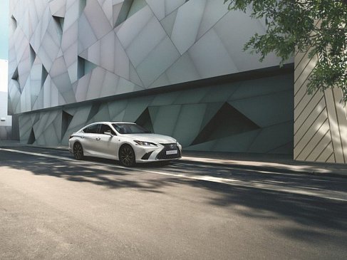 Lexus начал продажи нового седана ES 250 F Sport в РФ