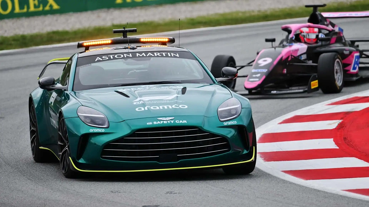 Автомобиль безопасности Aston Martin F1 попал в крупную аварию в Монце