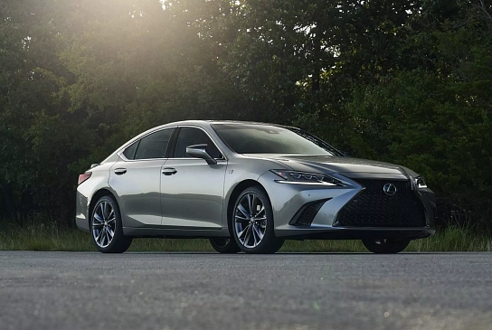 Lexus ES намекает на будущее электромобилей с ES350e и ES500e