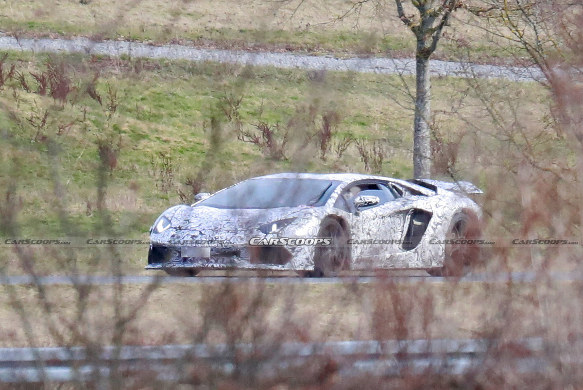 Шпионы сфотографировали загадочный Lamborghini Aventador с гибридным двигателем V12