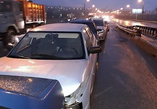 В Волгограде крупное ДТП перекрыло движение по мосту