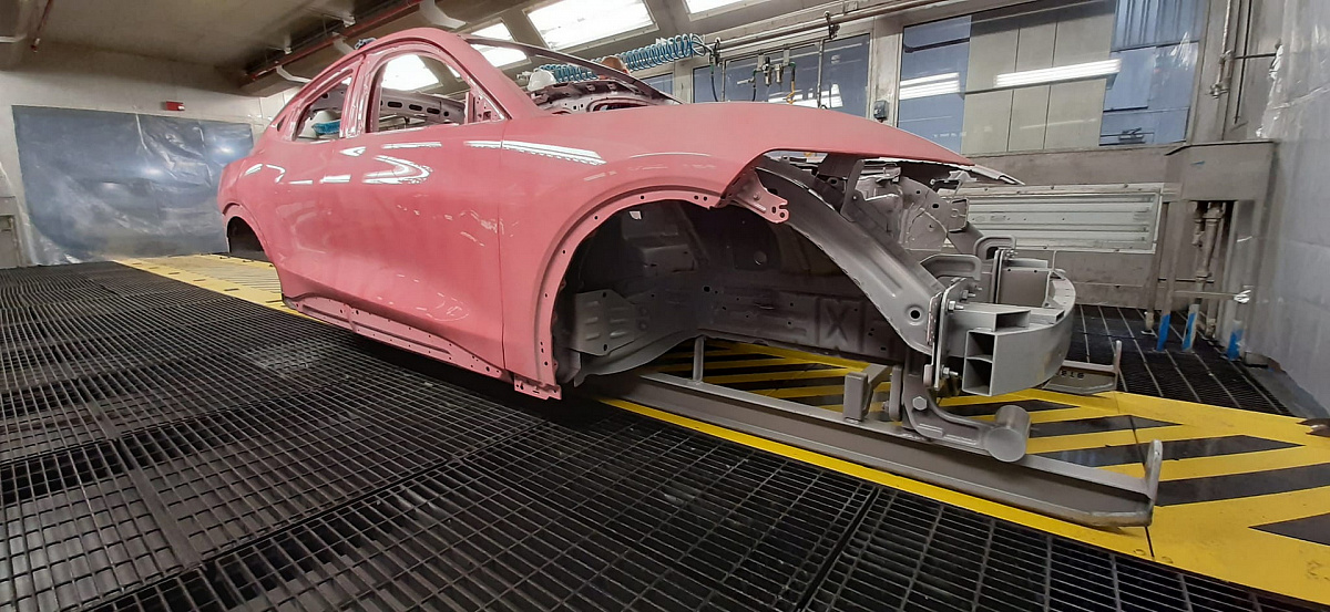 Предсерийный Ford Mustang Mach-E по ошибке окрасили в розовый цвет