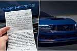 Инженеры Ford кладут покупателям Mustang Dark Horse в бардачок записки