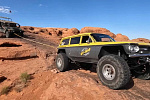 Модифицированный Chevy Corvair буксирует Hummer H1 через каменистую пустыню