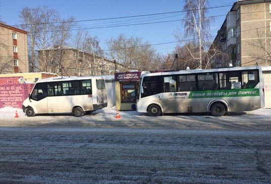 Две пассажирские маршрутки столкнулись сегодня в Омске