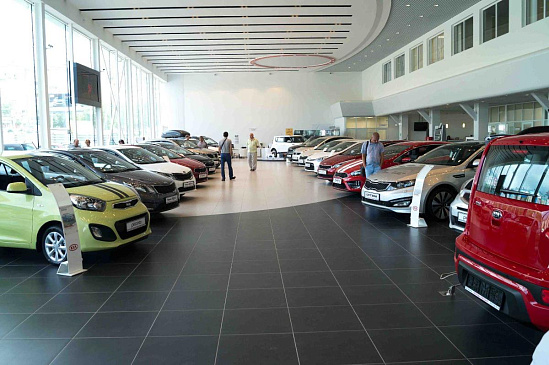 Автосалоны Сургута распродали все автомобили летом 2023 года