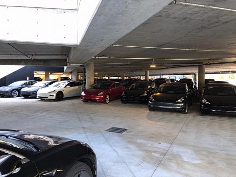 В США обнаружена загадочная парковка с десятками автомобилей Tesla Model 3, S и X