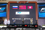 Чжоу Гуаньюй выиграл вторую гонку Формулы-2 в Абу-Даби, Роберт Шварцман финишировал вторым