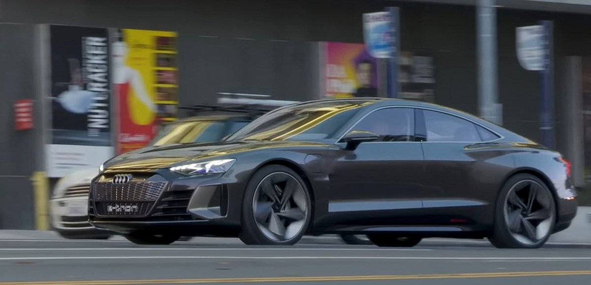 Концептуальный Audi e-Tron GT выехал на дороги и показал функциональный интерьер